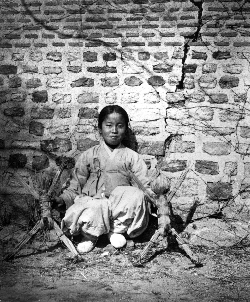 Dítě sedí u zdi, Korea, c1900 od Unbekannt