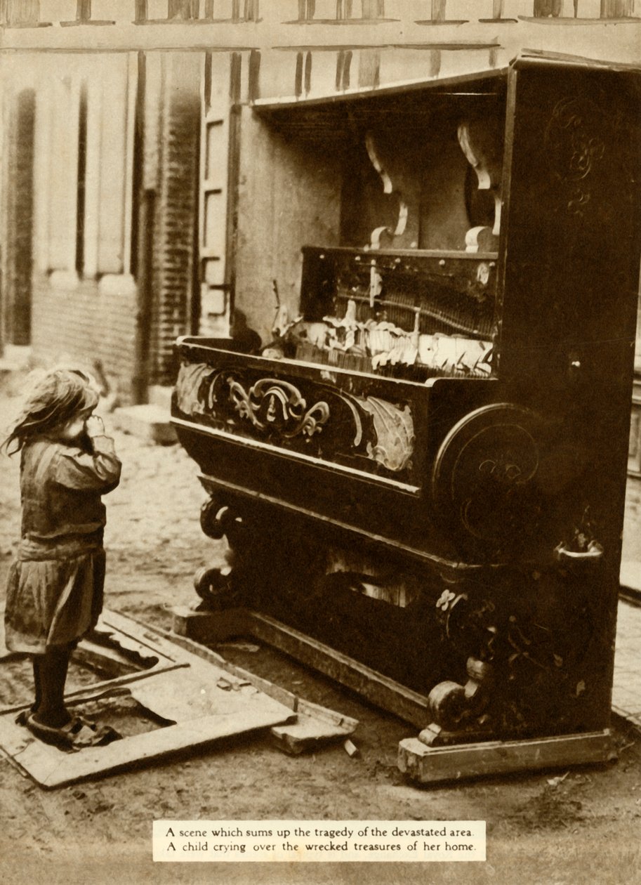 Dítě s poškozeným klavírem po náletu z ní udělalo bezdomovce, první světová válka, 1918, 1935. od Unbekannt
