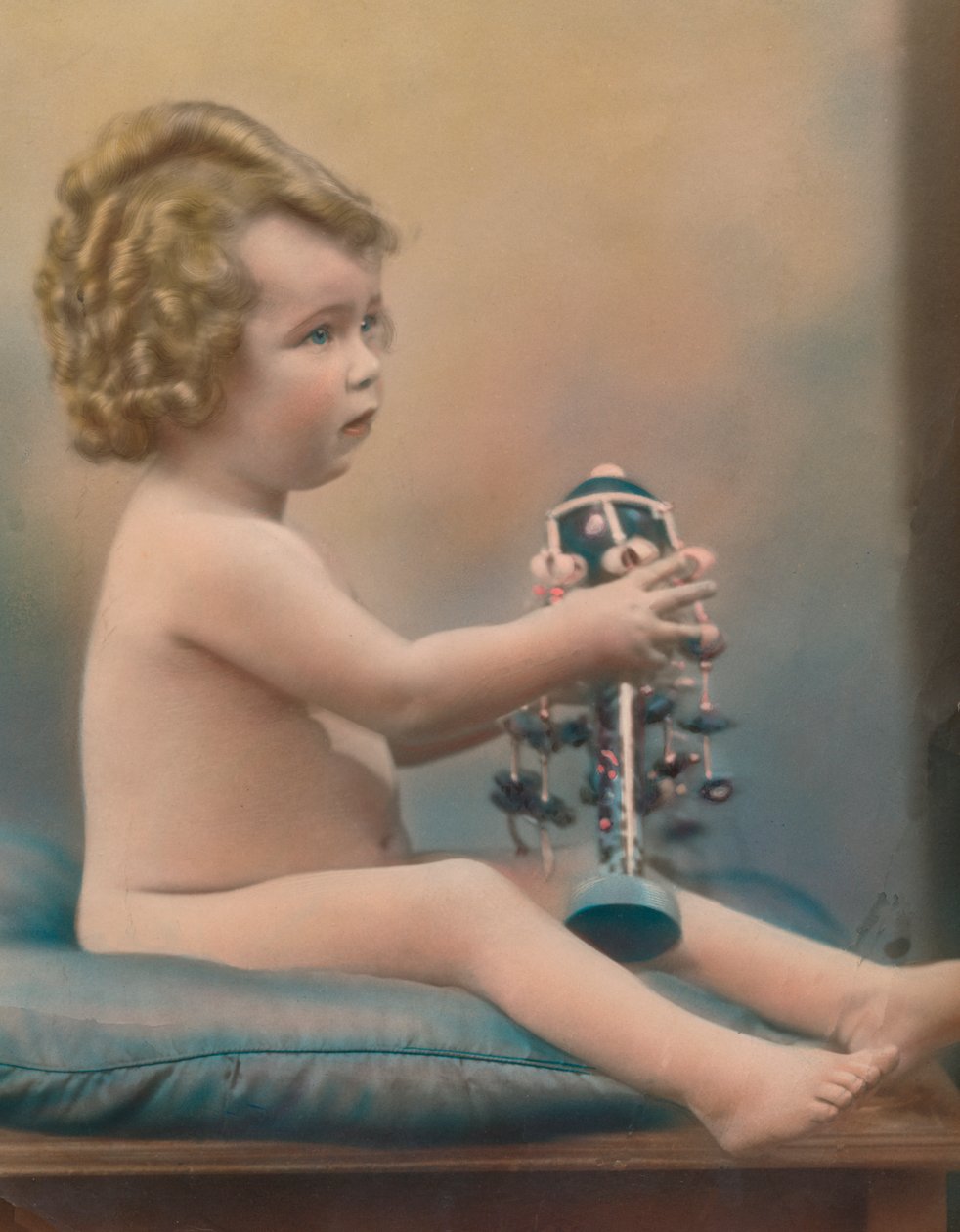 Dítě s hračkou, c1920 od Unbekannt