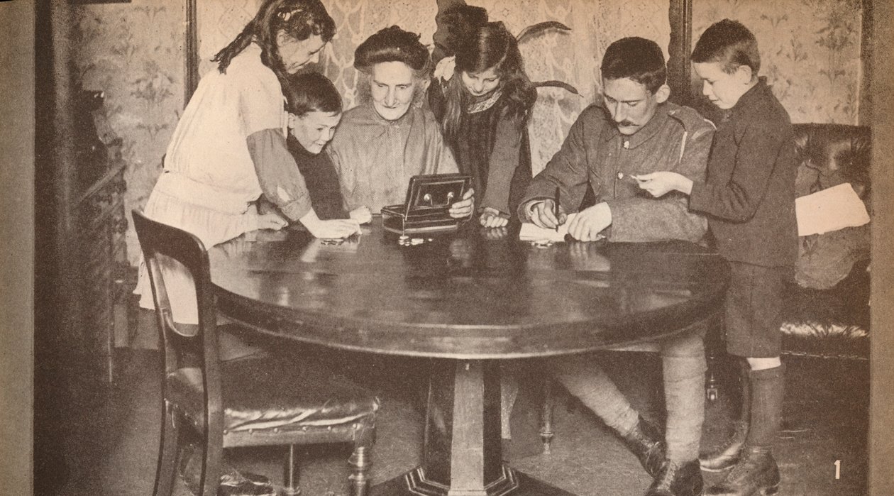 Děti vyprazdňují své kasičky, aby investovaly do válečné půjčky, c1917, 1935 od Unbekannt