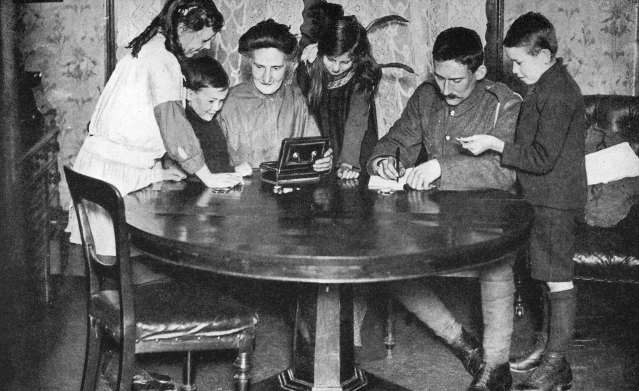 Děti vyprazdňují své kasičky, aby investovaly do válečných dluhopisů, 1936 od Unbekannt