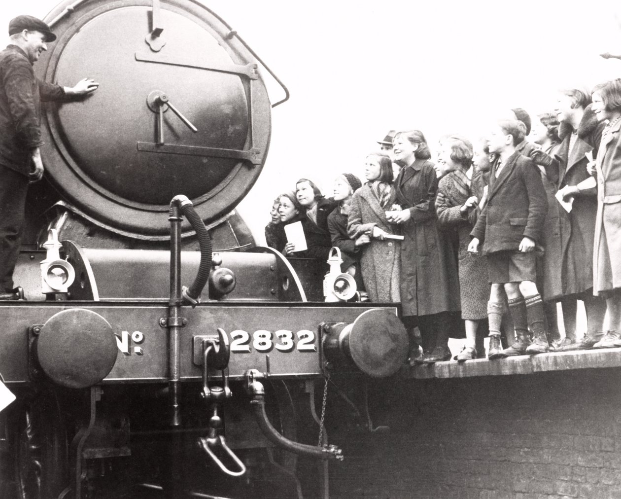 Děti při pohledu na parní lokomotivu, 3. března 1936 od Unbekannt