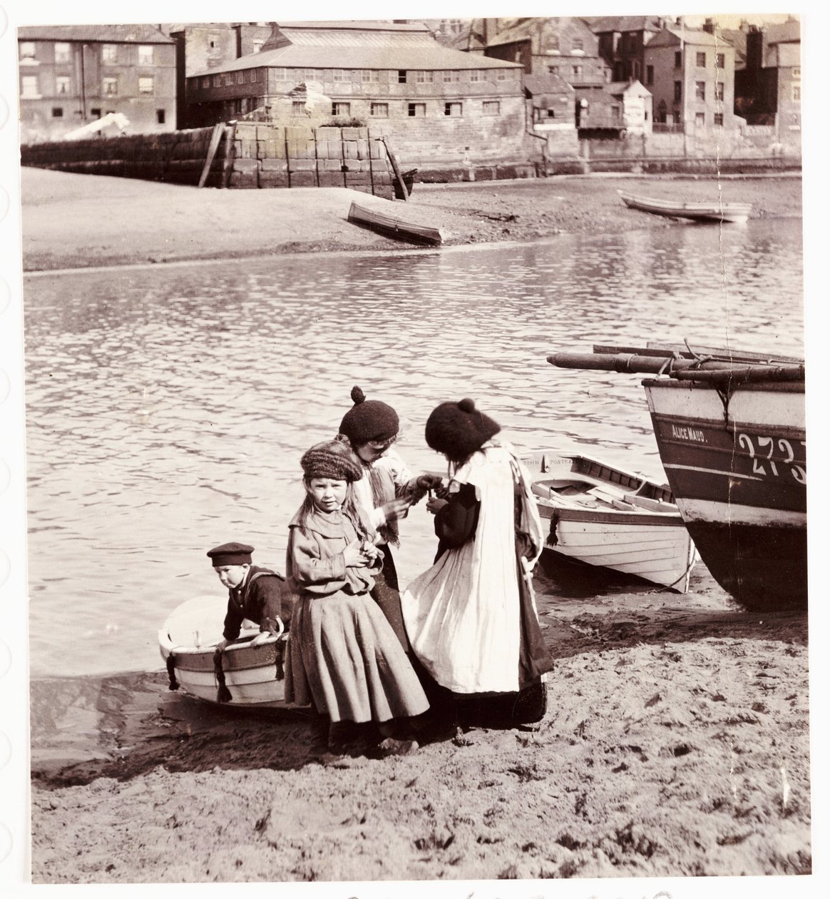 Děti si hrají na břehu, Whitby Harbour, c 1905 od Unbekannt