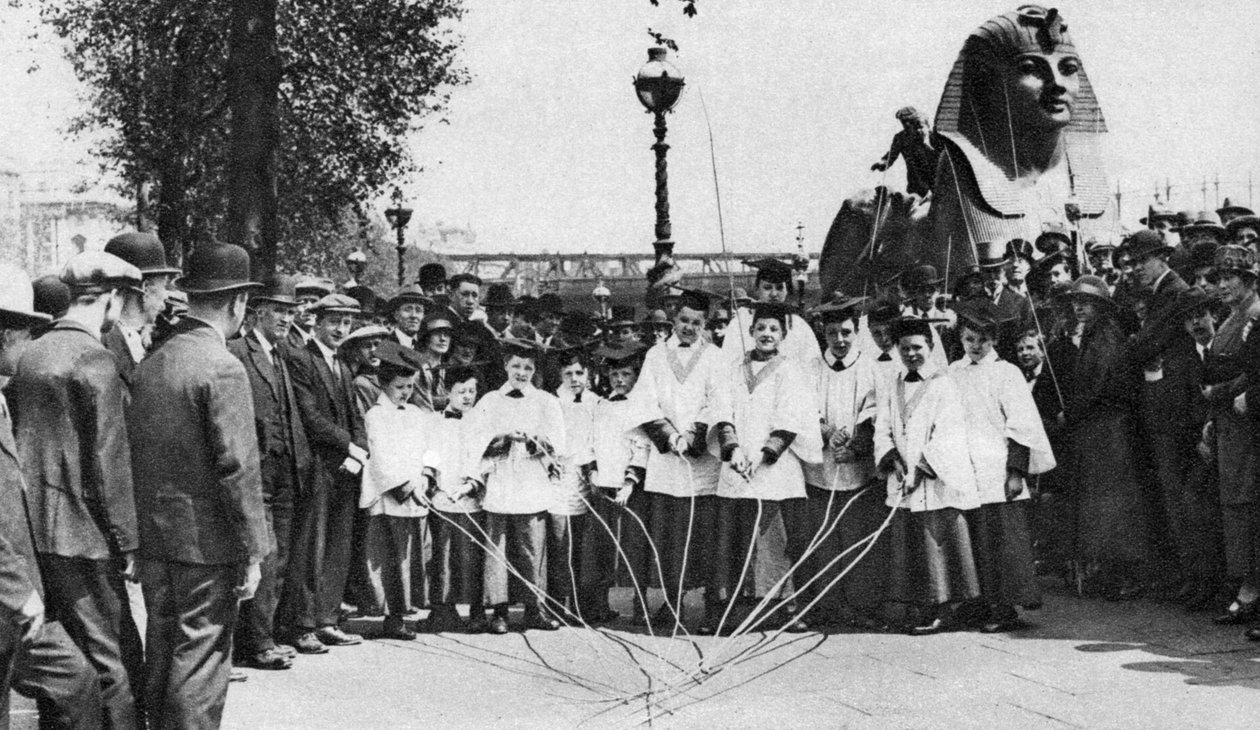 Sborové sbory St Clement Danes porážející hraniční značky dlouhými hůlkami, Londýn, 1926-1927 od Unbekannt