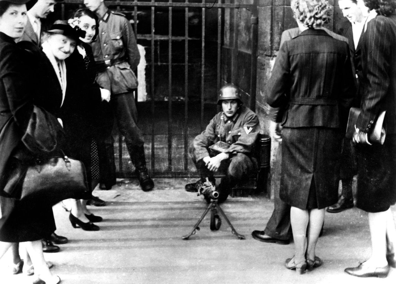 Civilisté před německým strážním stanovištěm se samopalem, Paříž, červen 1940 od Unbekannt