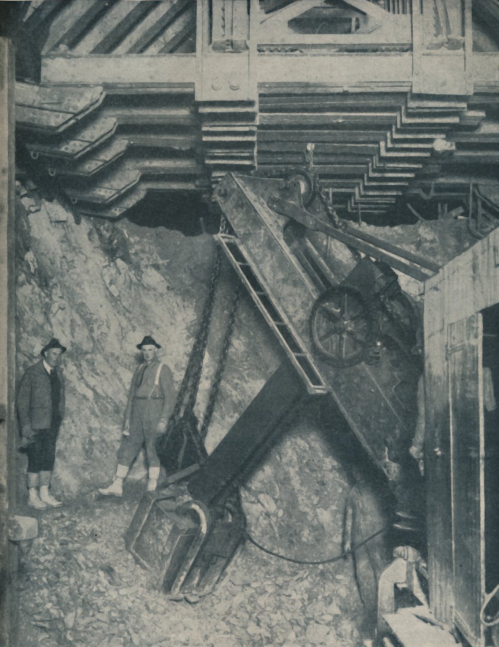 Vydrápání srdce hory pro tunel města Colorado, c1935 od Unbekannt