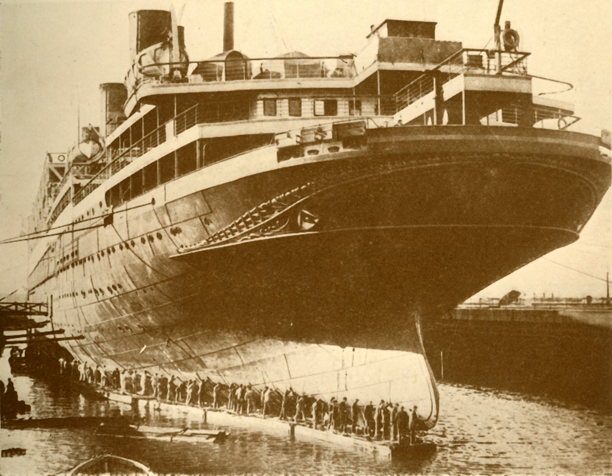 Cleaning the Hull of the Majestic in Dry Dock, c1930. od Unbekannt