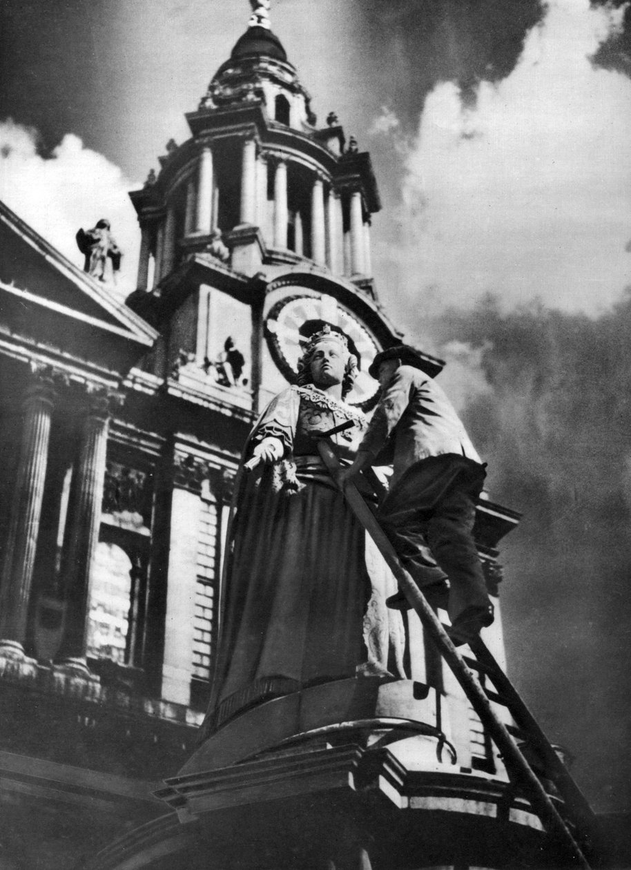 Čištění sochy královny Anny v rámci oslav stříbrného jubilea King George vs, 1935 od Unbekannt