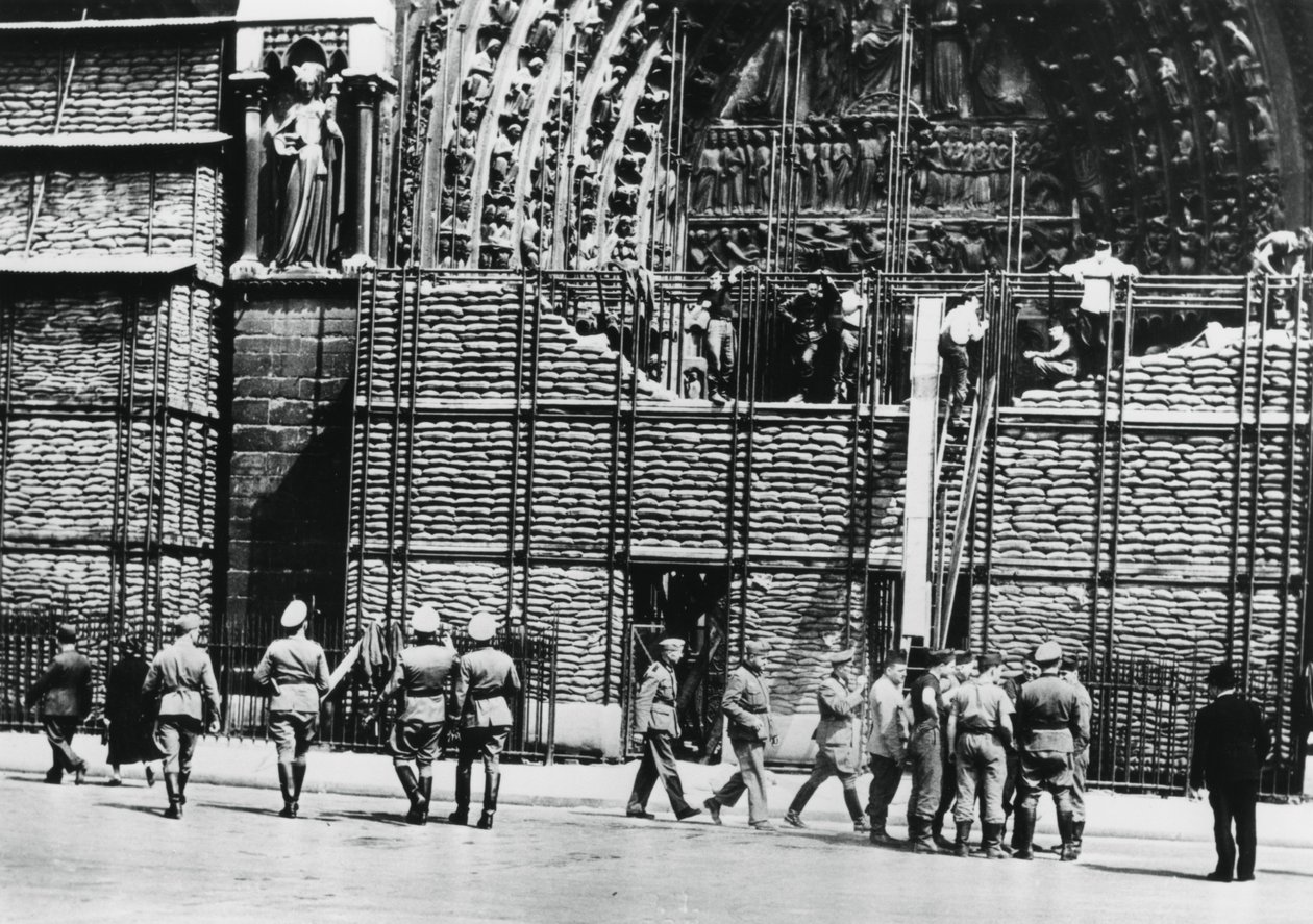 Odstranění ochrany z pytlů s pískem z fasády Notre Dame, Paříž okupovaná Němci, 1940 od Unbekannt