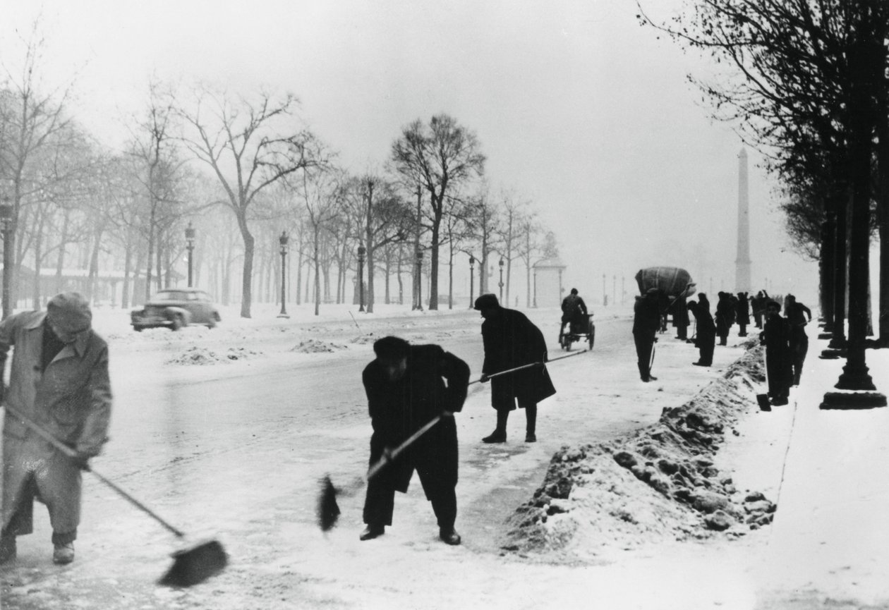 Odklízení sněhu na Champs Elysees, Němci okupovaná Paříž, zima, 1941 od Unbekannt