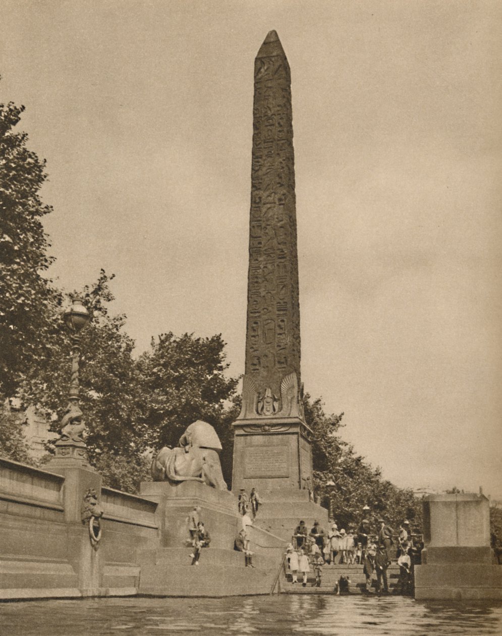 Kleopatřina jehla vytesaná čtrnáct set let před narozením Kleopatry, c1935. od Unbekannt