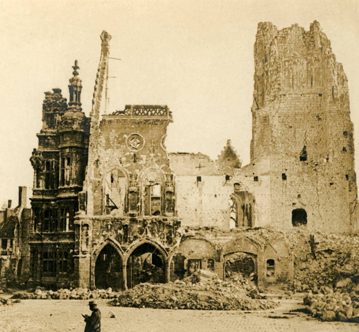 Věž s hodinami a Hôtel de Ville, Arras, severní Francie, c1914-c1918 od Unbekannt