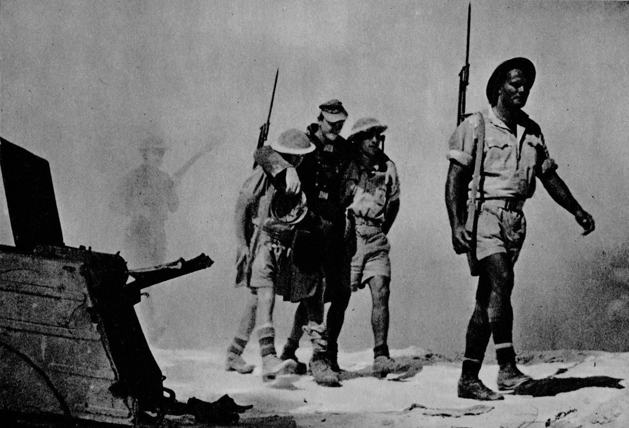 Detailní záběr na velkou bitvu. Australané přivážejí zraněného vězně, 1942 1944 od Unbekannt