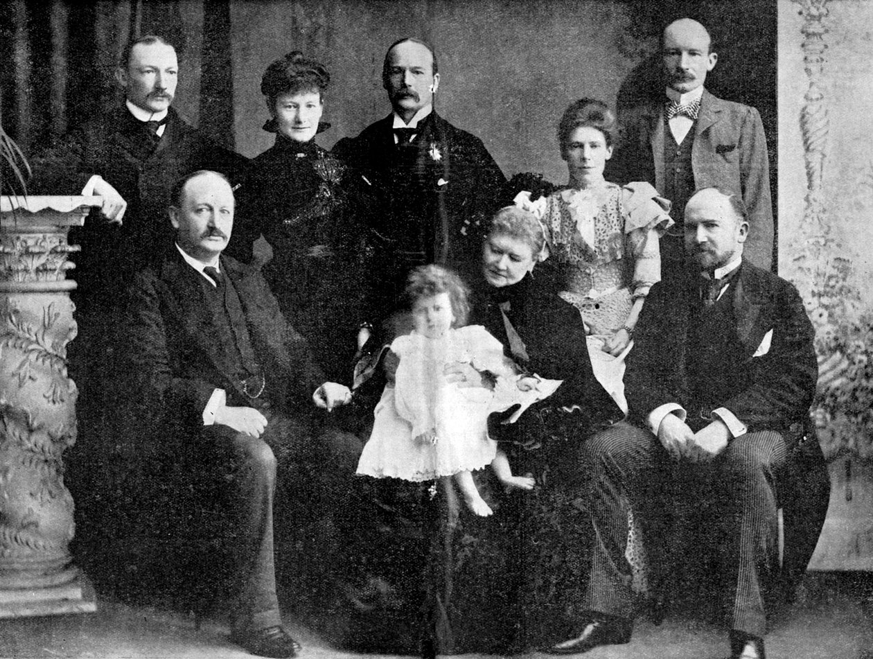Plukovník Robert Baden-Powell a jeho matka, sestra a čtyři bratři, 1900. od Unbekannt