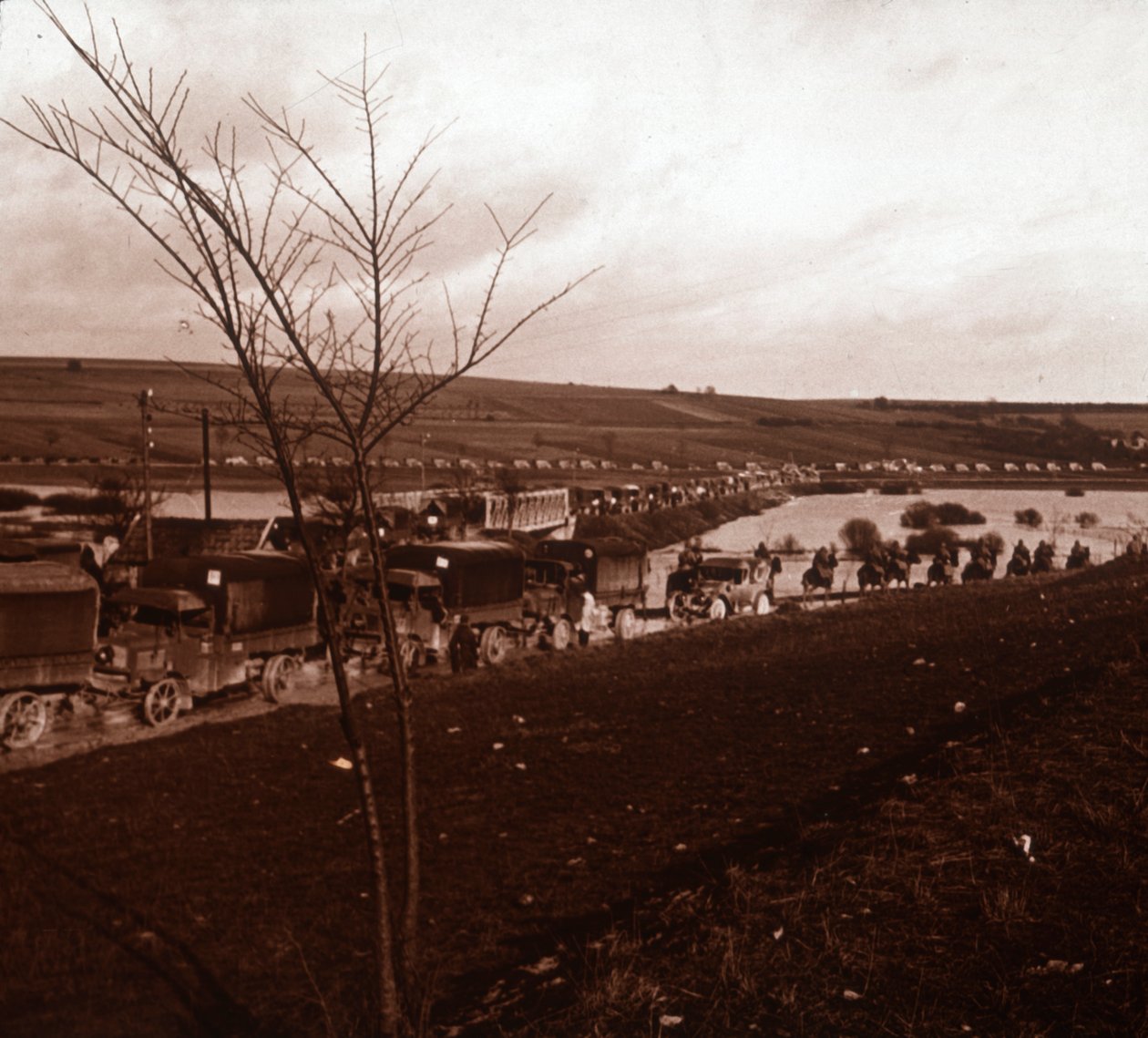 Sloup nákladních aut, Verdun, severní Francie, c1914-c1918 od Unbekannt