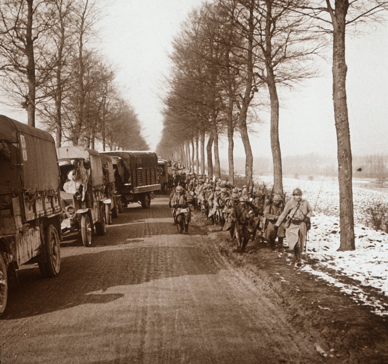 Kolona nákladních aut a vojáků, Somme-Tourbe, severní Francie, c1914-c1918 od Unbekannt