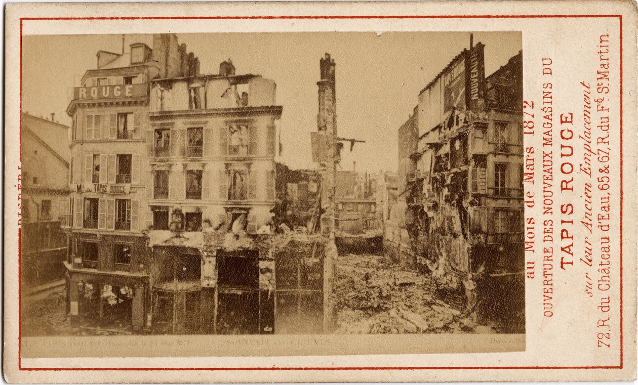Commune de Paris (1871): otevření obchodních domů Carpet Rouge, reklamní karta zobrazující budovu o rok dříve, v troskách během komuny. Tisk na karton Rozm. 6,3 x 10 cm od Unbekannt