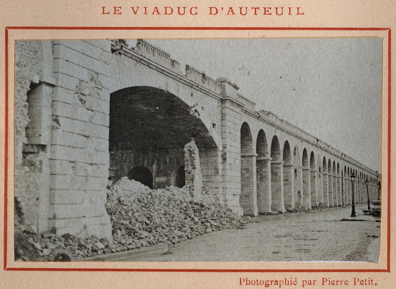 Commune de Paris (1871): pohled na viadukt Auteuil v Paříži v květnu 1871. Fotografie Pierra Pepetita. Tisk na karton, Rozm. Rozměr 9 x 5,4 cm od Unbekannt