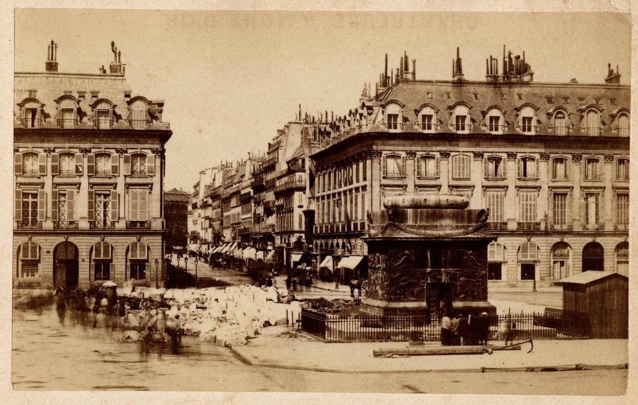Pařížská komuna (1871) při pohledu z Place Vendome se zničeným sloupem. Fotografování. Tisk na karton Rozm. 10,4 x 6,2 cm od Unbekannt