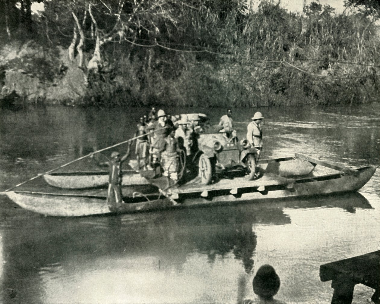 Přeprava motorové dopravy přes řeku Mbaka, Německá východní Afrika, 1919. od Unbekannt
