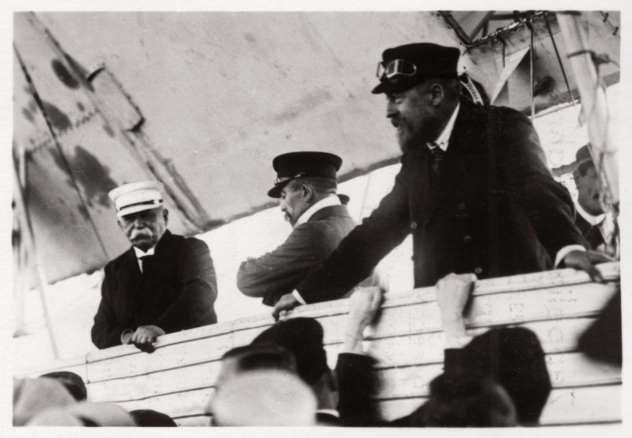 Hrabě Zeppelin a doktor Eckener v gondole Zeppelin, Schwaben, Německo, c1908-1917 1933 od Unbekannt