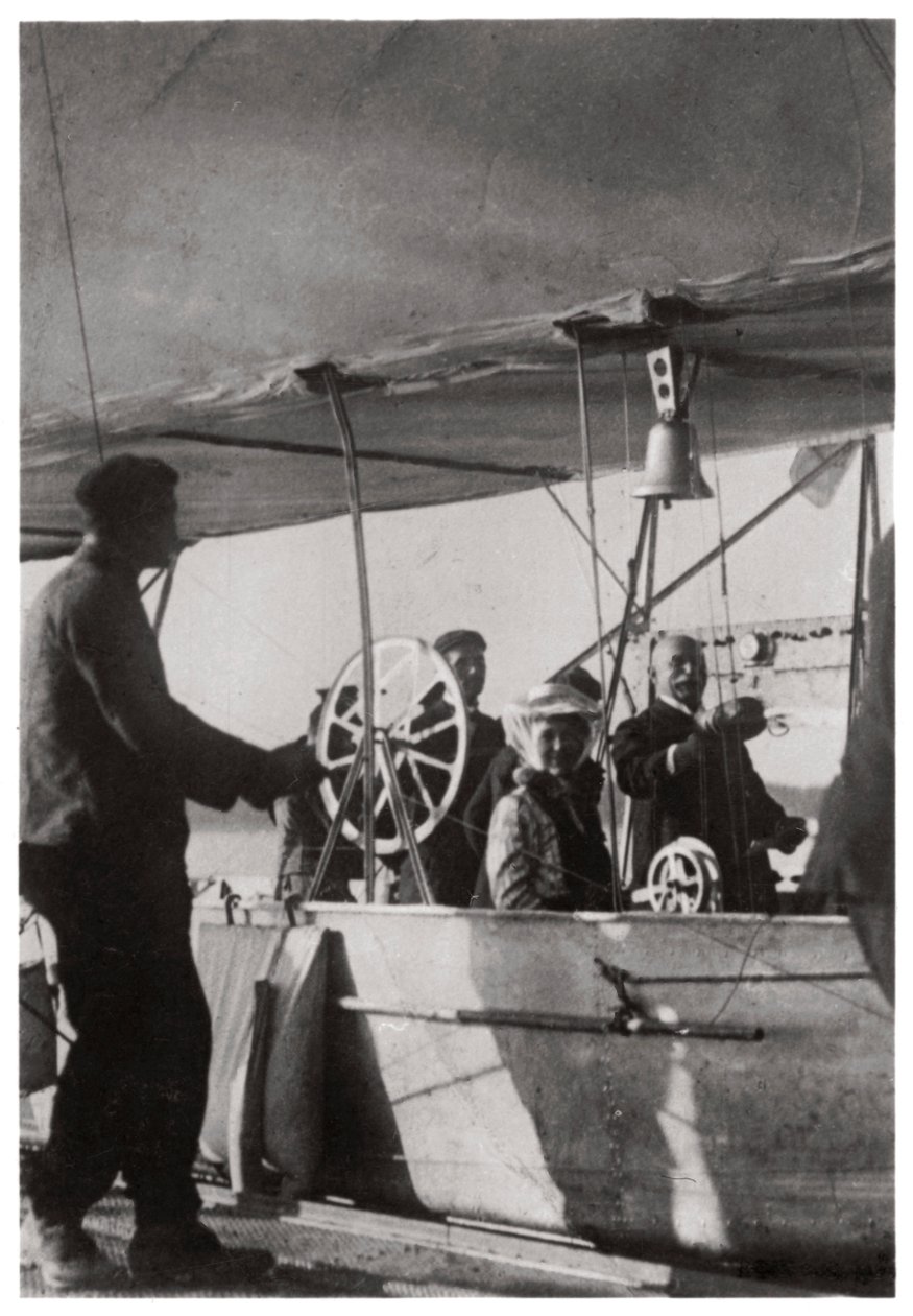 Hrabě Zeppelin se svou dcerou v gondole Zeppelin LZ3, Německo, c1906-1908 1933 od Unbekannt