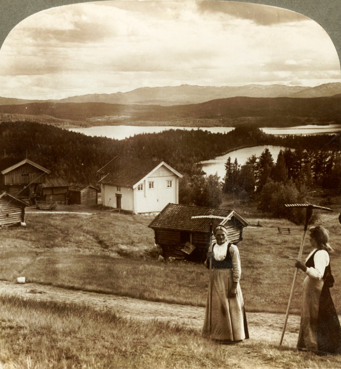 Venkovské dívky v době sena - přes jezera Bolkesjo a Folsjo do Himingen, Norsko, c1905. od Unbekannt