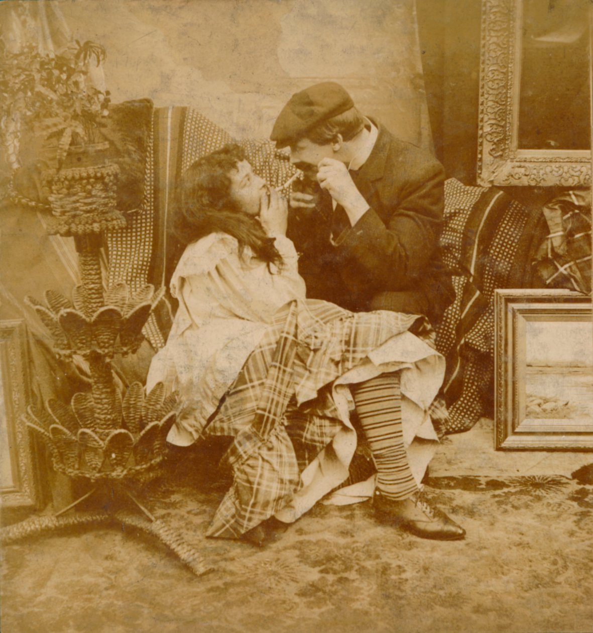 Pár si zapaluje cigaretu, 1900 od Unbekannt