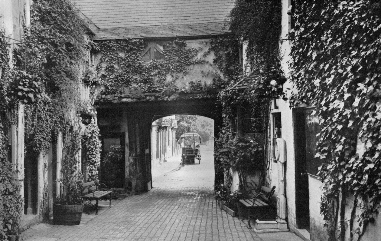 Inn Courtyard of the Saracens Head, Southwell, Nottinghamshire, 1924-1926 od Unbekannt