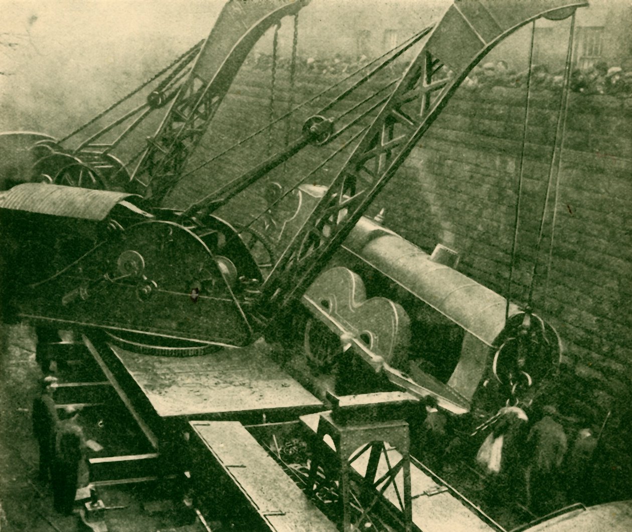 Jeřáby při práci po nehodě, 1930. od Unbekannt