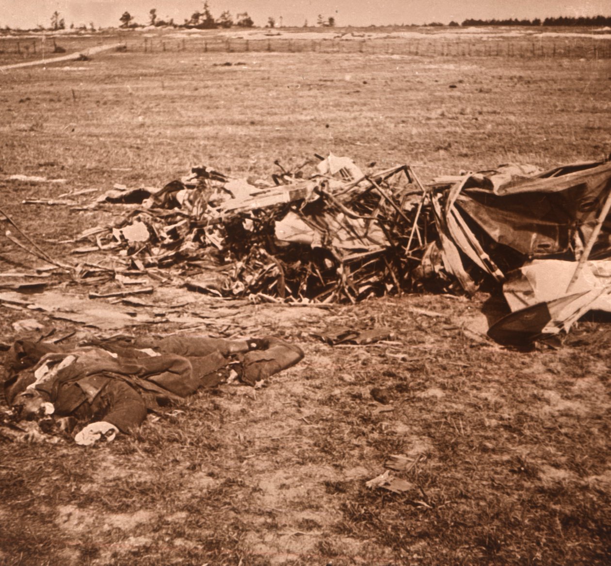 Havarované letadlo, Sainte-Marie-à-Py, severní Francie, c1914-c1918 od Unbekannt