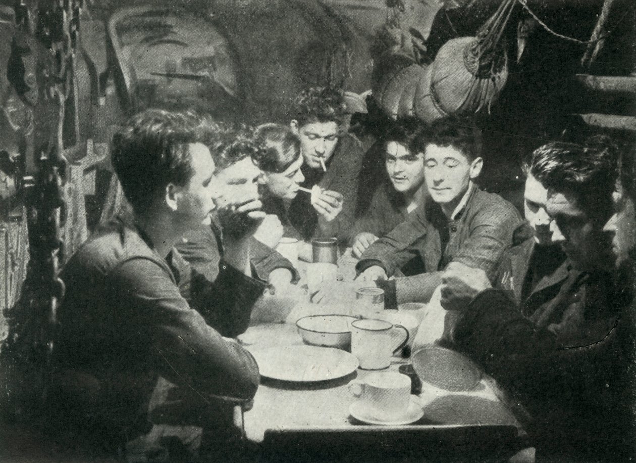 Posádka britské ponorky v jídelně, druhá světová válka, 1945. od Unbekannt