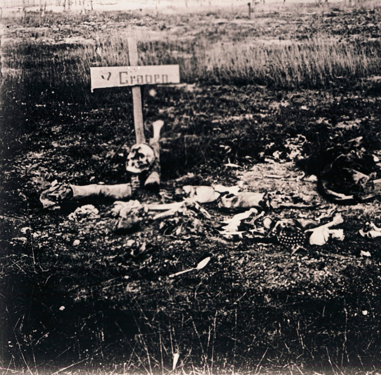 Kříž a lidské ostatky, c1914-c1918 od Unbekannt