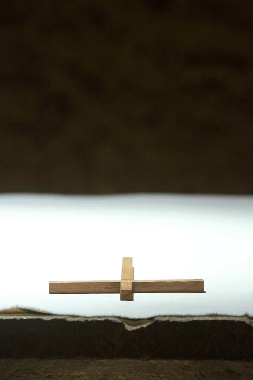 Kříž na oltáři. Společenství Taize, Taize, Francie od Unbekannt