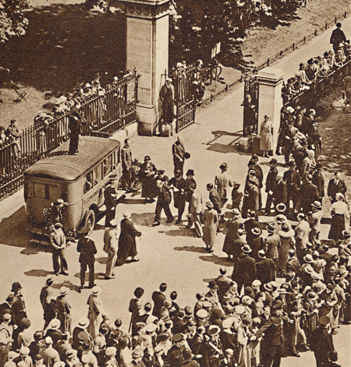 Dav sleduje zatčeného muže převezeného do policejní dodávky, 1937 od Unbekannt