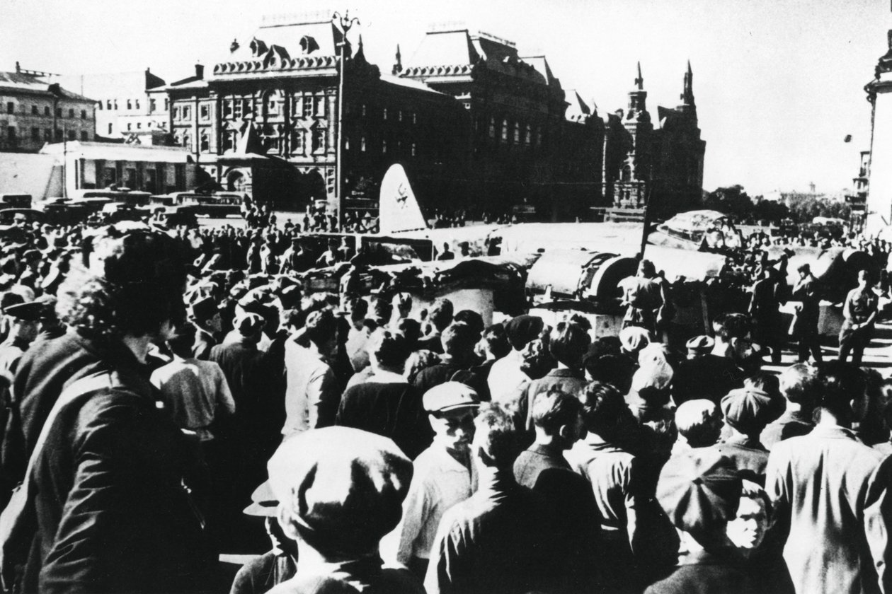 Davy kolem sestřeleného německého bombardéru vystaveného na Sverdlově náměstí v Moskvě, 1941 od Unbekannt