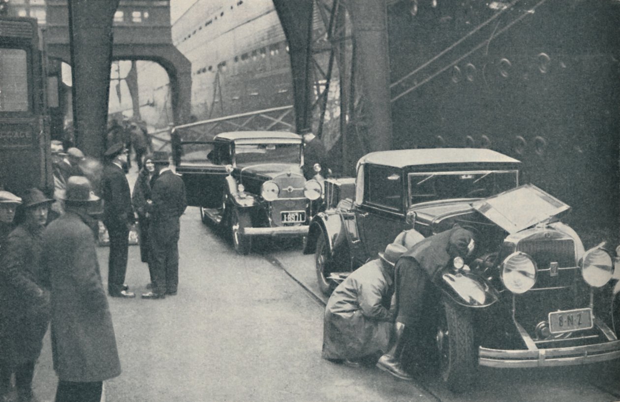 Celníci zkoumající motorová auta v Southamptonu, 1937 od Unbekannt