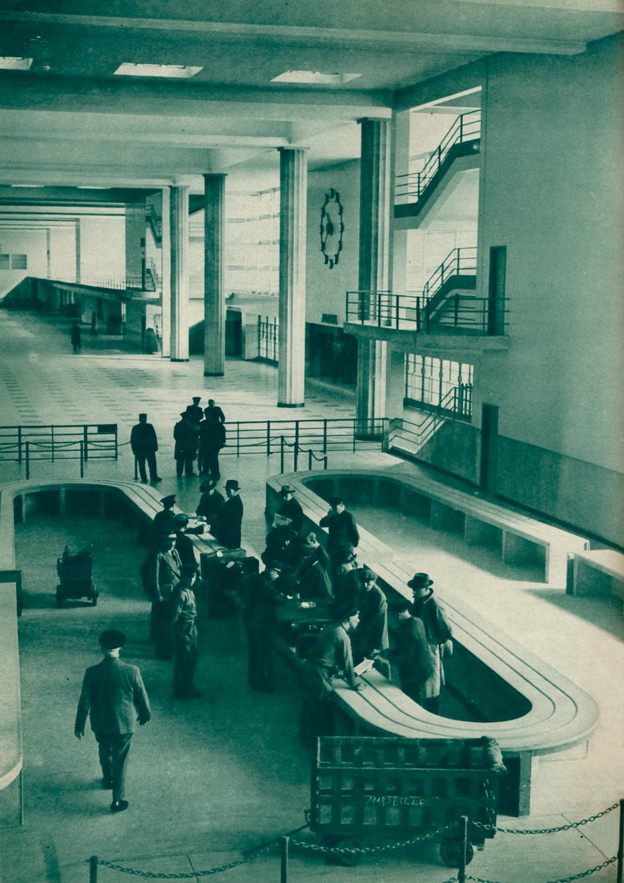 Celníci prověřující zavazadla cestujících na letišti Le Bourget, Paříž, 1937 od Unbekannt