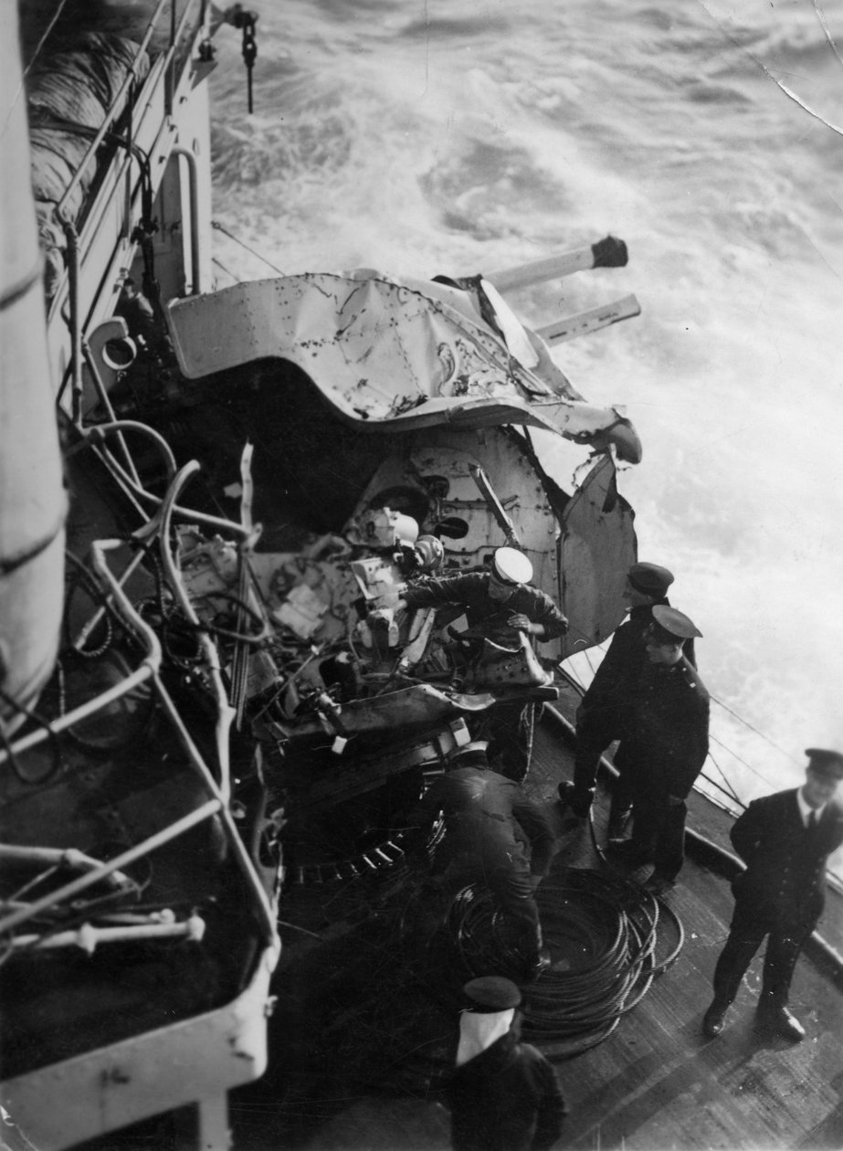 Poškozené protiletadlové dělo na britské bitevní lodi HMS Malaya, u pobřeží Portugalska, 1937 od Unbekannt
