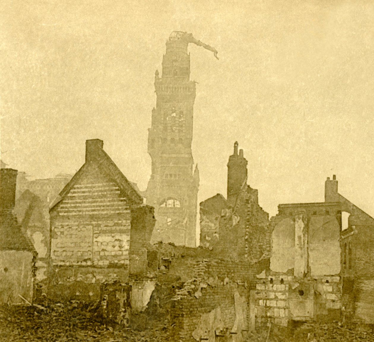 Poškozená věž Notre-Dame de Brebières, Albert, severní Francie, c1915-c1918 od Unbekannt