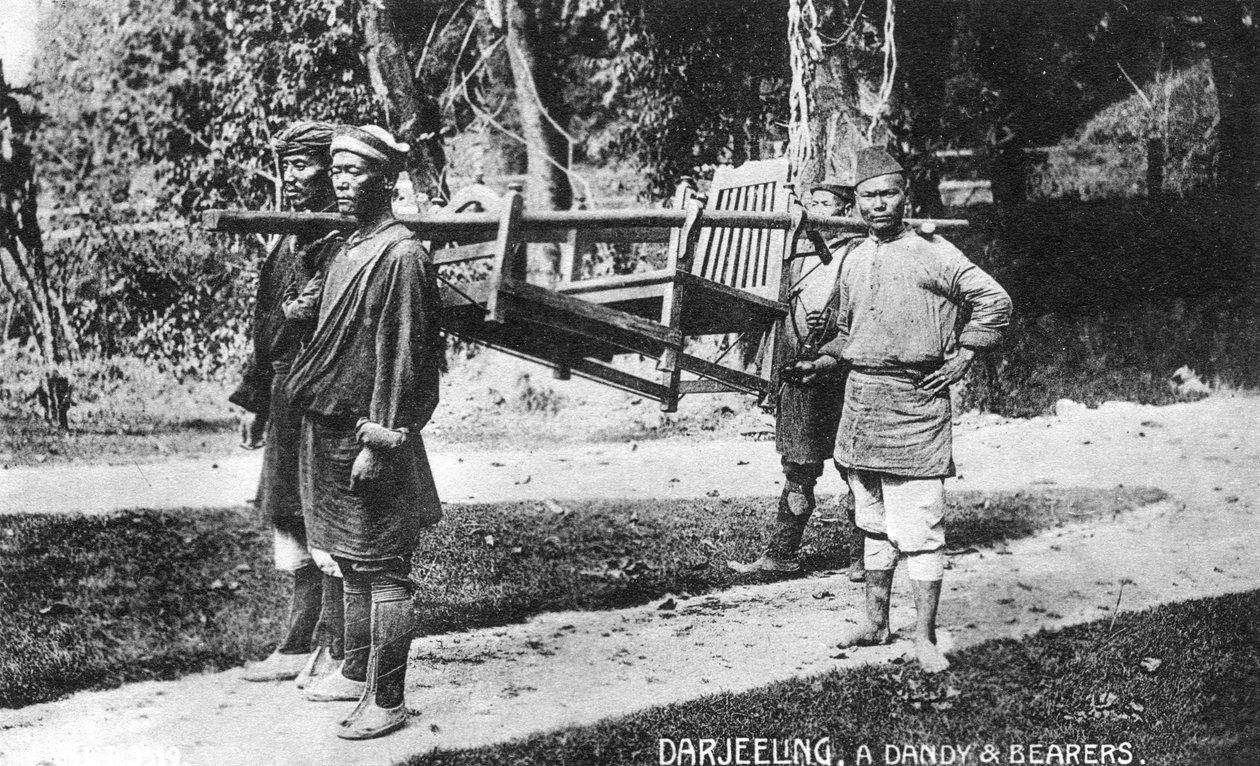 Dandy and Bearers, Darjeeling, Indie, začátek 20. století od Unbekannt