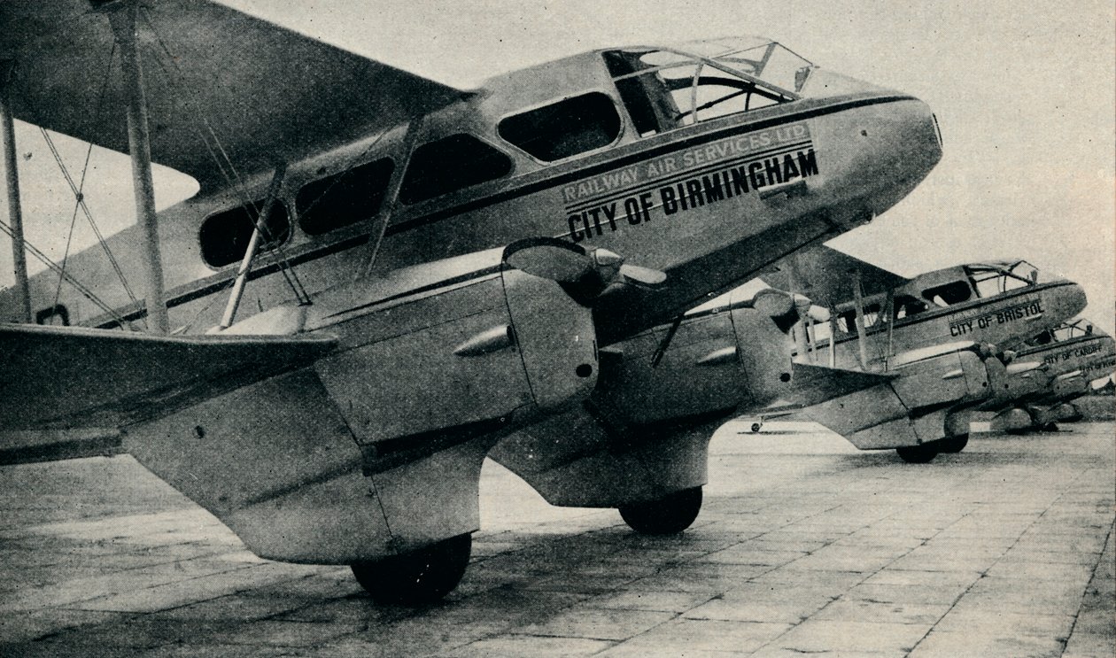 Letouny De Havilland DH89 používané na některých trasách železničních leteckých služeb, c1934 c1937 od Unbekannt