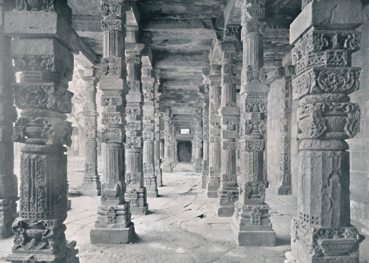 Dillí. Koridor hinduistických sloupů v mešitě Kutub, c1910. od Unbekannt