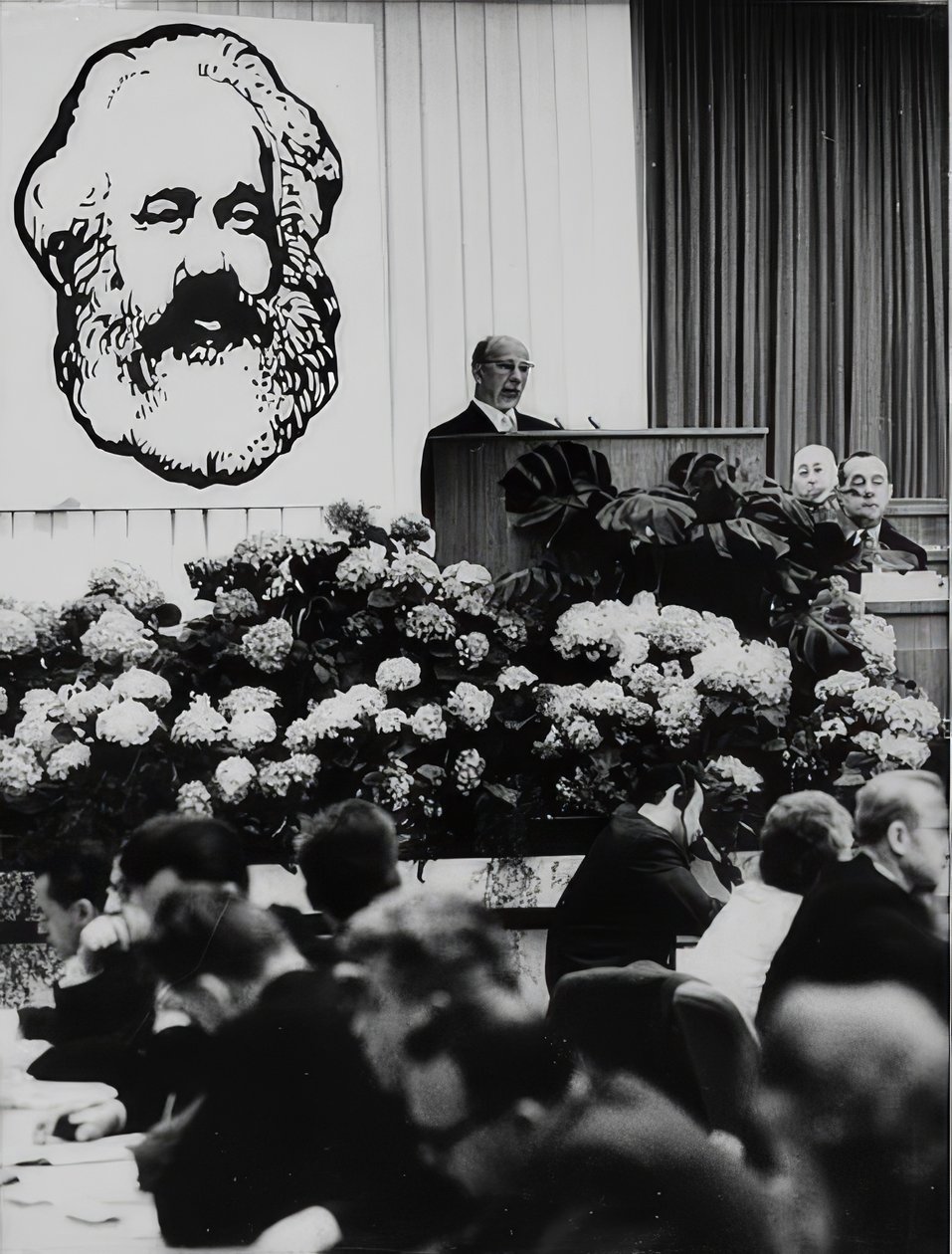 Předseda Státní rady Německé demokratické republiky Walter Ulbricht na setkání u příležitosti 150. narozenin Karla Marxe. Berlínský kongresový sál. 2. května 1968 od Unbekannt