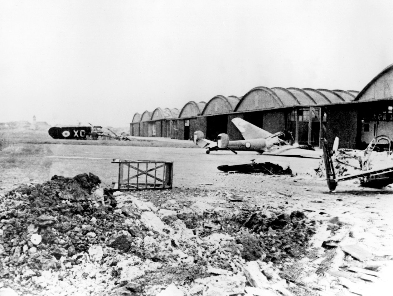 Zničené letadlo na letišti Le Bourget, Němci okupovaná Paříž, červenec 1940 od Unbekannt
