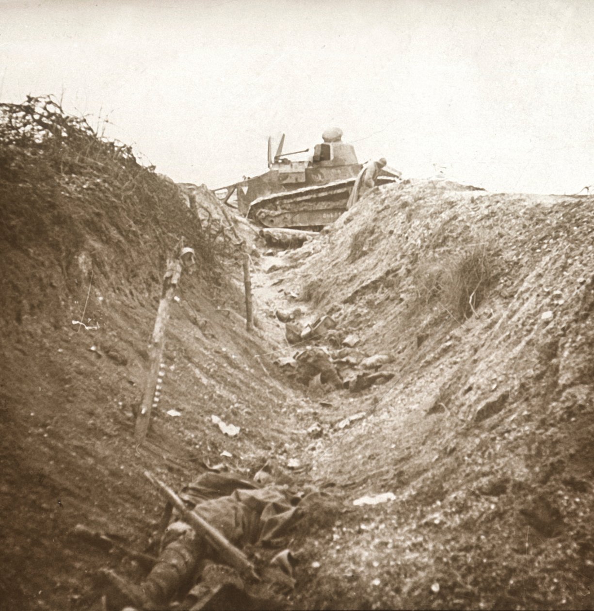 Zničený tank a mrtvé tělo, Auberives, Francie, c1914-c1918 od Unbekannt