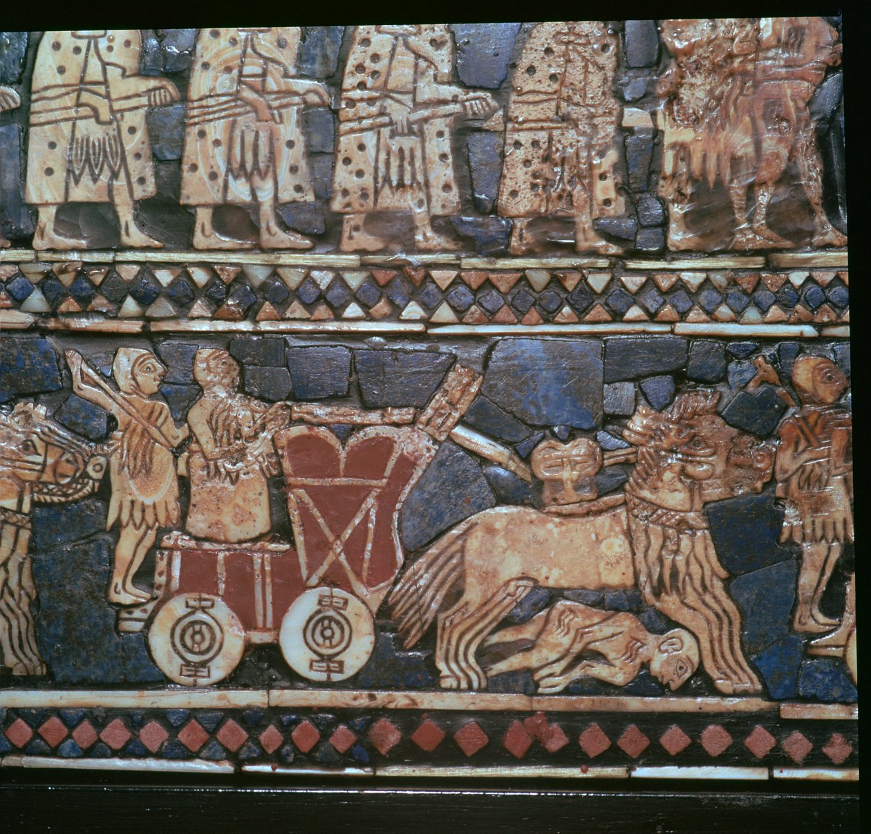 Detail standardu Ur, zobrazující sumerský válečný vůz, jižní Irák, asi 2600-2400 před naším letopočtem od Unbekannt
