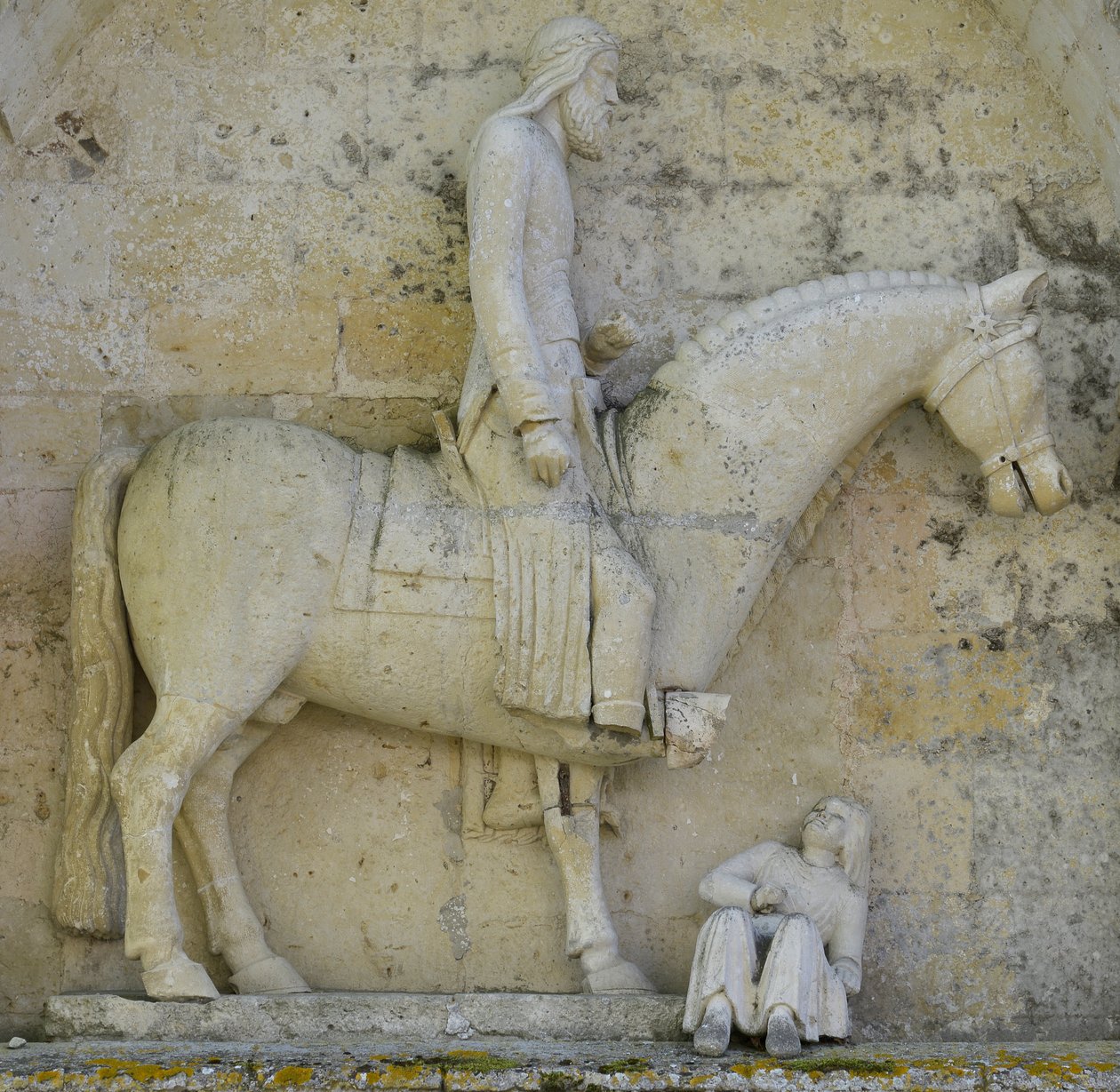Detail bočního portálu představujícího císaře Konstantina I. Velikého symbolizující křesťanské vytlačování pohanství, kostel Saint Hilaire v Melle (79500), Deux Sevres od Unbekannt