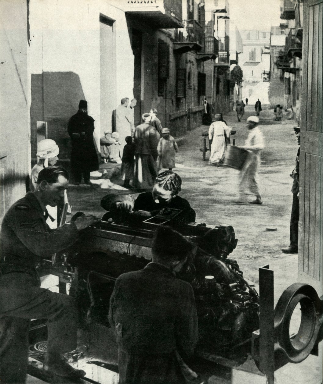 V zadních uličkách Káhiry se rozprostírá malý průmysl ...c1942-1943, 1945. od Unbekannt