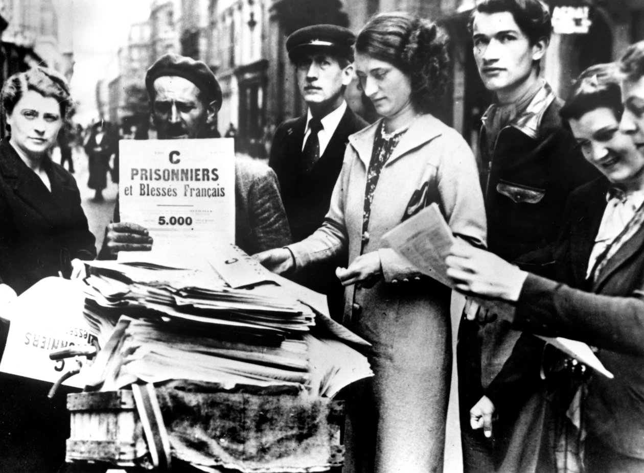 Distribuce prvních oficiálních seznamů zraněných a zajatých Francouzů, Paříž, 25. července 1940 od Unbekannt